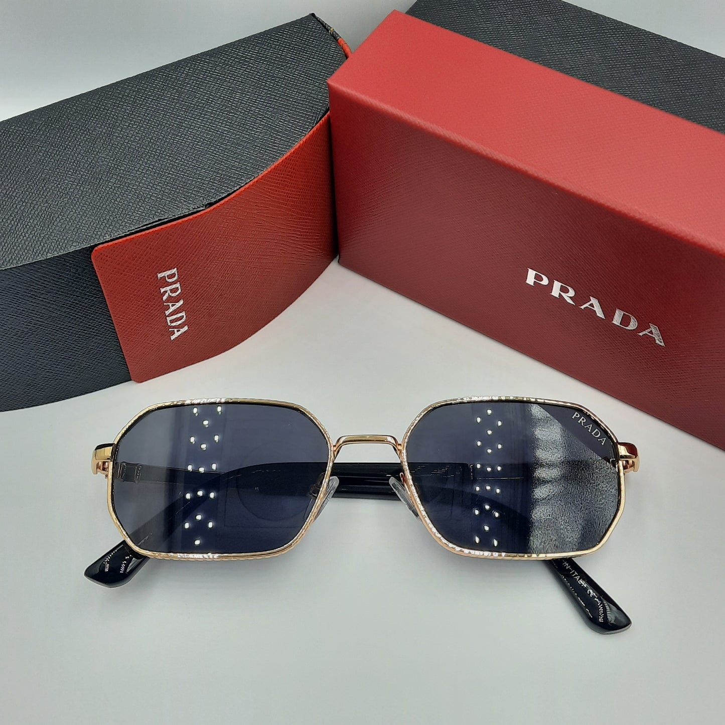PRADA doré noir