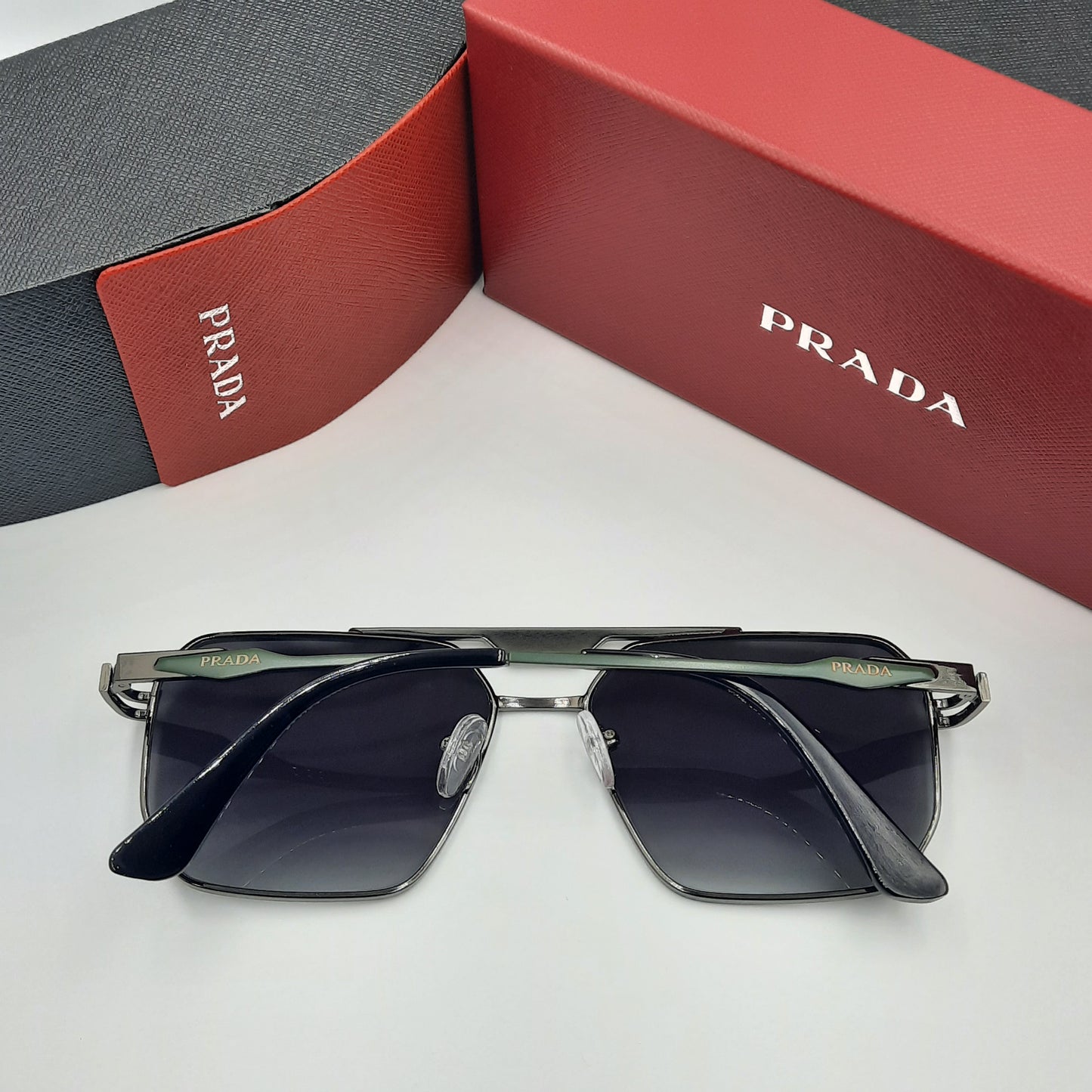 PRADA noir gris