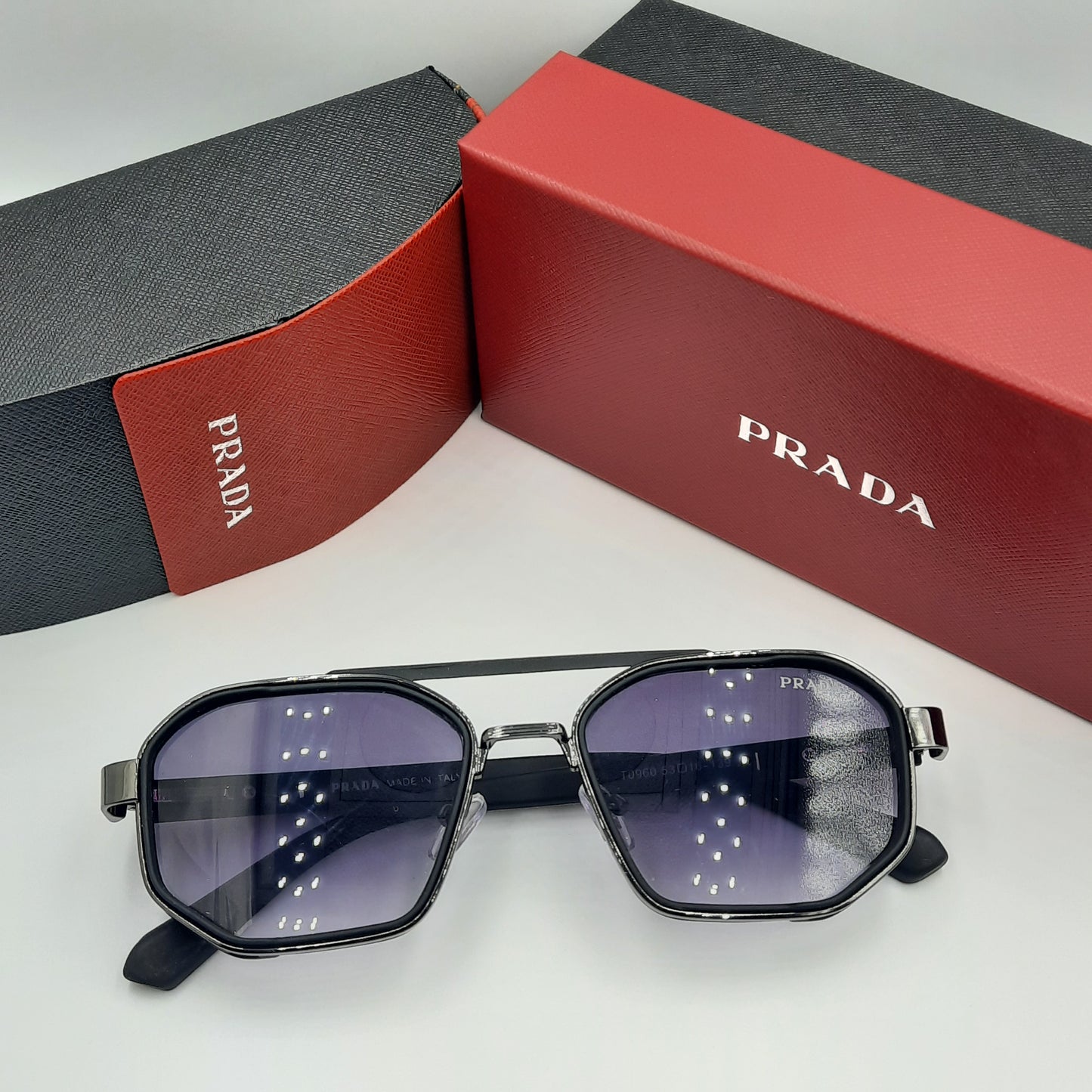 PRADA noir rouge