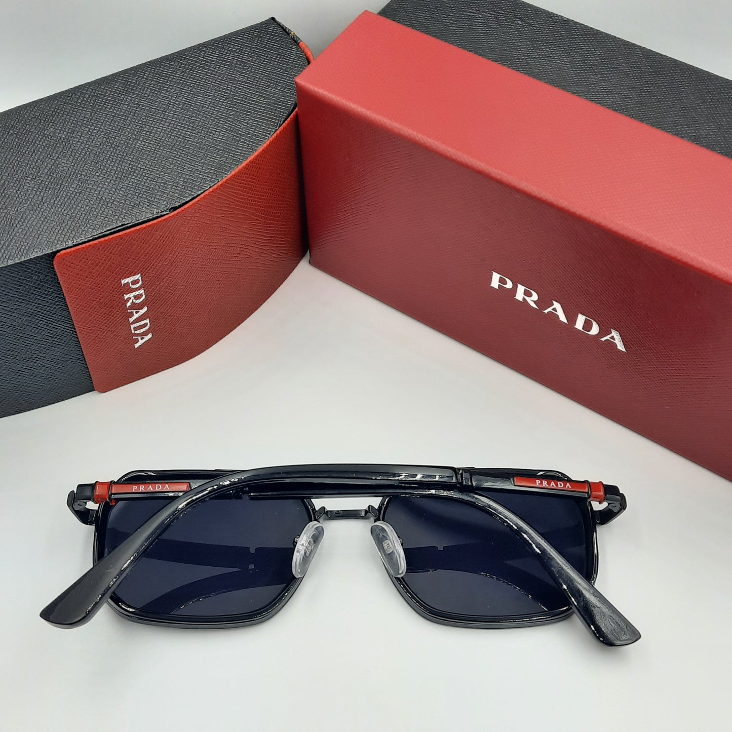 PRADA noir rouge
