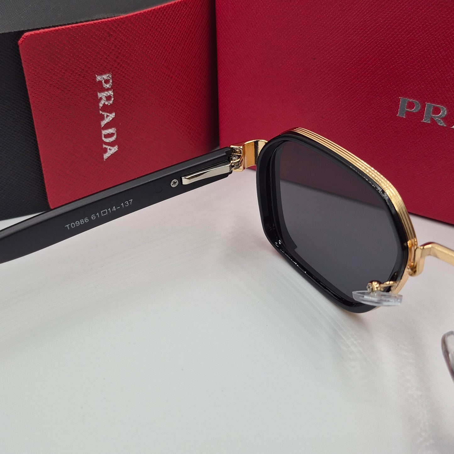 PRADA noir doré rouge flexible