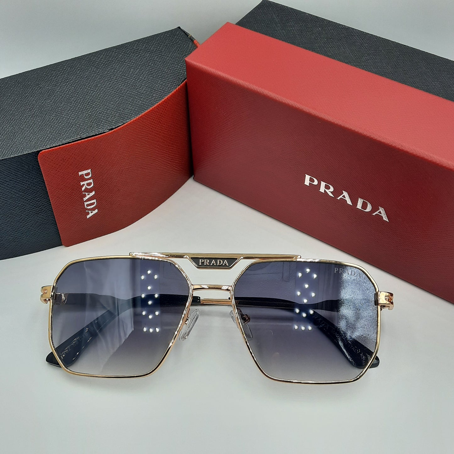 PRADA doré noir