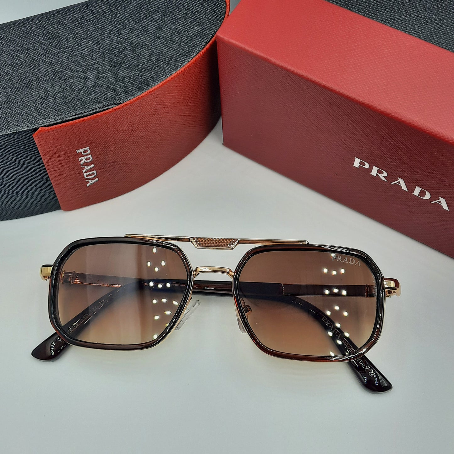 PRADA doré marron