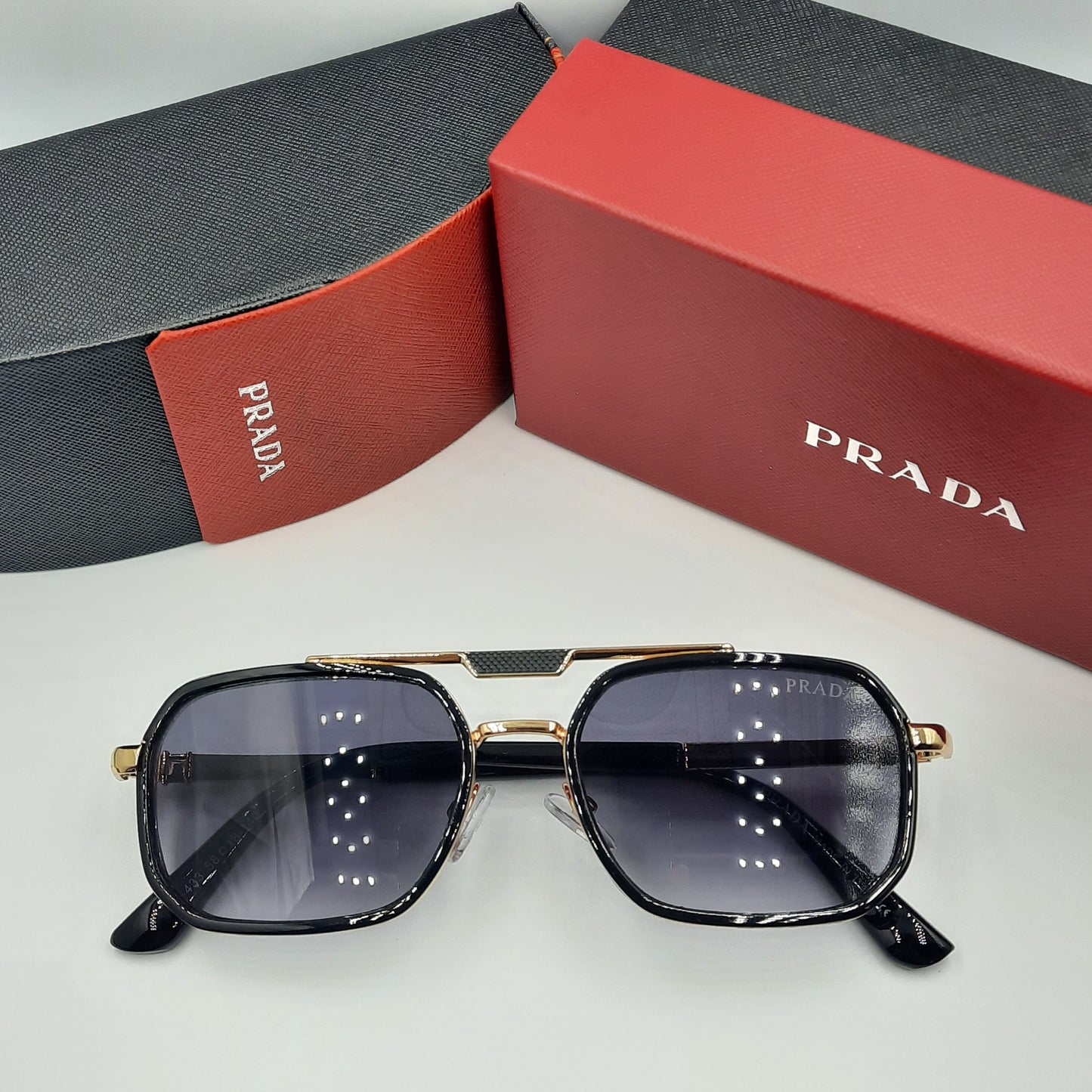 PRADA doré noir